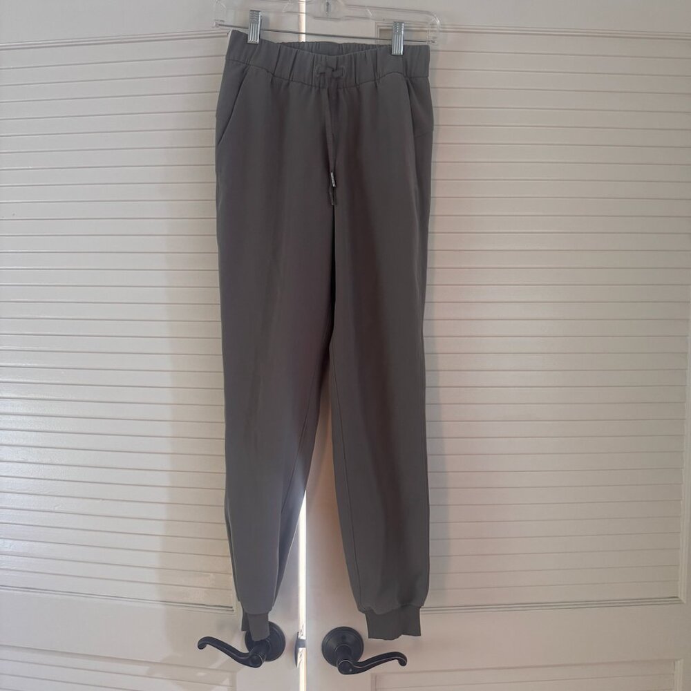 Lululemon On the Fly Joggers  size 2 Excellent condition